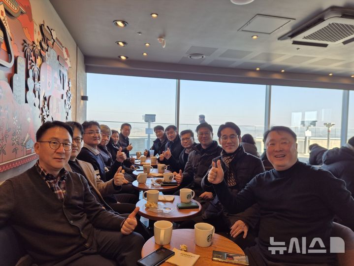 [김포=뉴시스] 정일형 기자 = 김포도시관리공사 직원들이애기봉평화생태공원 스타벅스에서 소통회의를 하고 있다. (사진은 김포도시관리공사 제공)