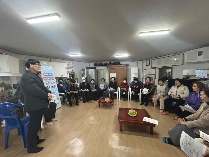 [밀양=뉴시스] 삼문동 지역사회보장협의체가 제일훼미리 경로당에서 찾아가는 희망복지상담소를 운영하고 있다. (사진=밀양시 제공) 2025.02.25. photo@newsis.com *재판매 및 DB 금지