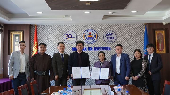 [대전=뉴시스] 협약후 기념촬영을 하는 한국폴리텍IV대학과 몽골 만다흐 대학 관계자들. (사진=한국폴리텍IV대학 제공) 2025.02.23. photo.newsis.com *재판매 및 DB 금지