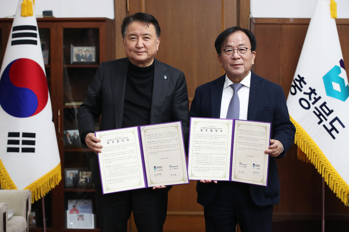 [청주=뉴시스] 김영환(왼쪽) 충북지사와 강종구 바이오톡스텍 회장이 25일 첨단재생바이오 글로벌 혁신특구 사업자에 대한 비임상 시험 지원 업무협약을 체결한 뒤 기념촬영하고 있다. (사진=충북도 제공) 2025.02.25. photo@newsis.com *재판매 및 DB 금지