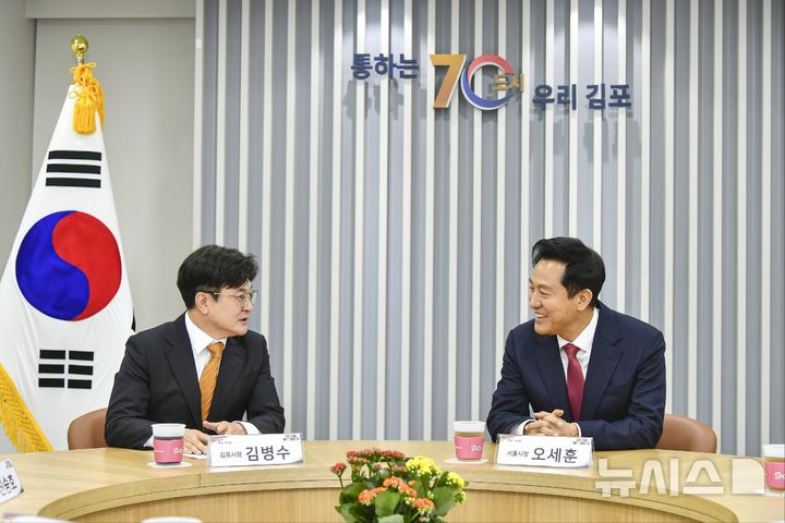 [김포=뉴시스] 정일형 기자 = 김병수 김포시장(왼쪽)이 25일 오세훈 서울시장과 서울시의 온라인 교육 플랫폼 ‘서울런’ 도입 업무협약을 체결했다. (사진은 김포시 제공)