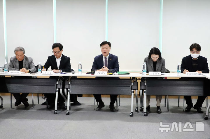 [서울=뉴시스] 박범수 농림축산식품부 차관은 25일 오후 서울시 서초구 양재동 aT센터에서 열린 '외식업계 현안 해결을 위한 간담회'에서 모두발언을 하고 있다. (사진= 농식품부 제공) 2025.02.25. photo@newsis.com 