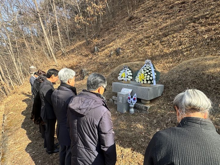 [장수=뉴시스] 25일 전북 장수군 번암면에 위치한 전해산 장군의 묘소에서 전북동부보훈지청 관계자들이 참배를 하고 있다. (사진=전북동부보훈지청 제공) 2025.02.25. photo@newsis.com *재판매 및 DB 금지