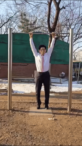 [서울=뉴시스] 2025년 2월 24일 김문수 고용노동부 장관 지지자가 운영하는 페이스북 페이지 '김문수 이야기(MS Story)'에 올라온 김 장관의 턱걸이 운동 영상.(사진=페이스북 페이지 '김문수 이야기(MS Story)' 갈무리) *재판매 및 DB 금지