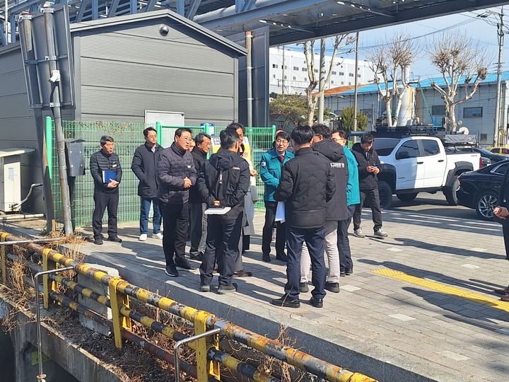 [대구=뉴시스] 대구시는 25일 대구지방환경청, 서구청, 대구공공시설관리공단 등 관계기관과 염색산단 인근 하수관로에서 발견된 분홍빛 폐수에 대한 현장 점검을 진행했다. (사진=대구시 제공) 2025.02.25. photo@newsis.com *재판매 및 DB 금지