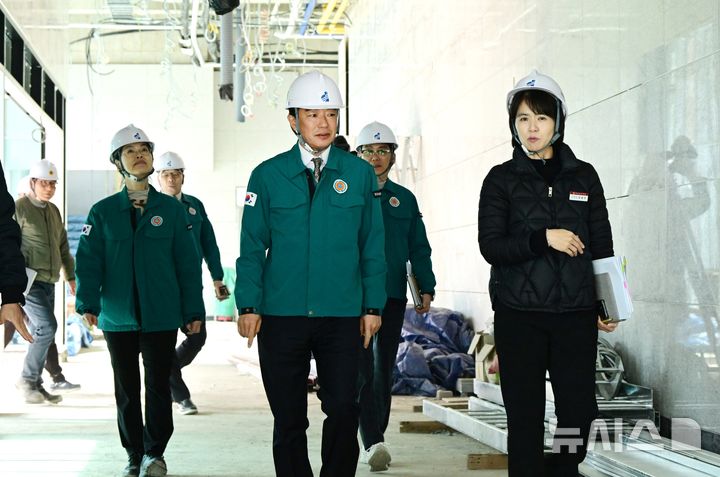 [창원=뉴시스]경남도의회 최학범(가운데) 의장이 25일 도의회 청사 증축공사 현장을 찾아 진행 상황을 점검하고 있다.(사진=경남도의회 제공) 2025.02.25. photo@newsis.com