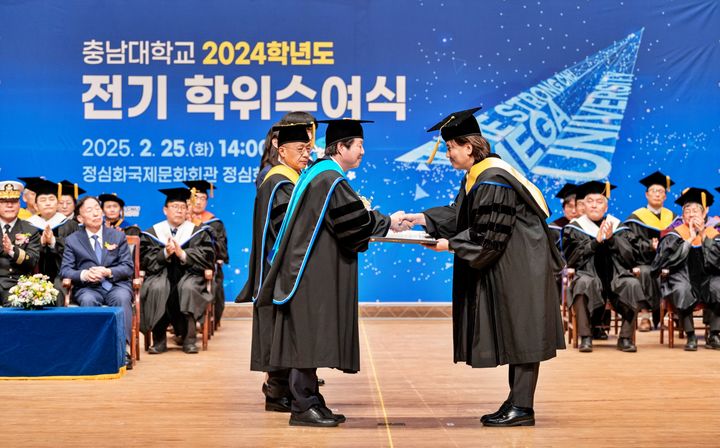 [대전=뉴시스] 충남대학교 김정겸(왼쪽) 총장이 스마트앤그로스 형인우 대표이사에게 명예이학 박사 학위를 수여하고 있다. (사진=충남대 제공) 2025.02.25. photo.newsis.com *재판매 및 DB 금지