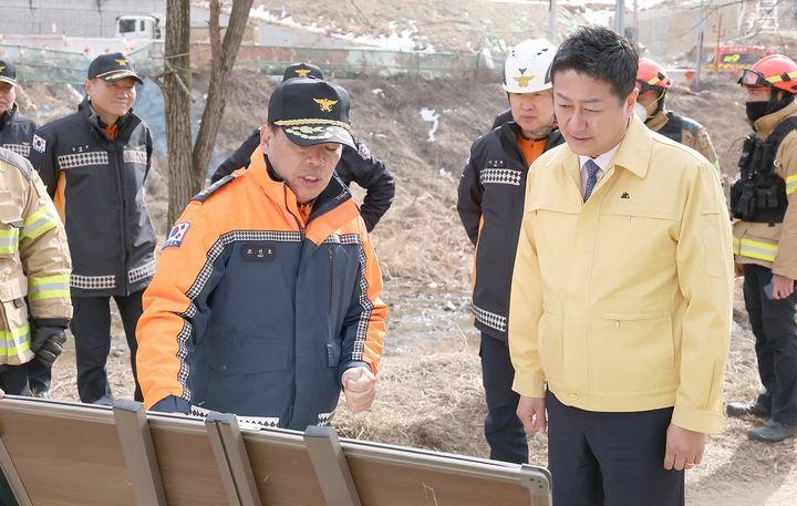 [안성=뉴시스] 김진경(더불어민주당·시흥3) 경기도의회 의장이 25일 발생한 서울세종고속도로 안성 구간 교량 붕괴 사고 현장을 찾아 상황을 점검하고, 사고 수습에 총력을 다해줄 것을 당부하고 있다. (사진=경기도의회 제공) 2025.02.25. photo@newsis.com *재판매 및 DB 금지