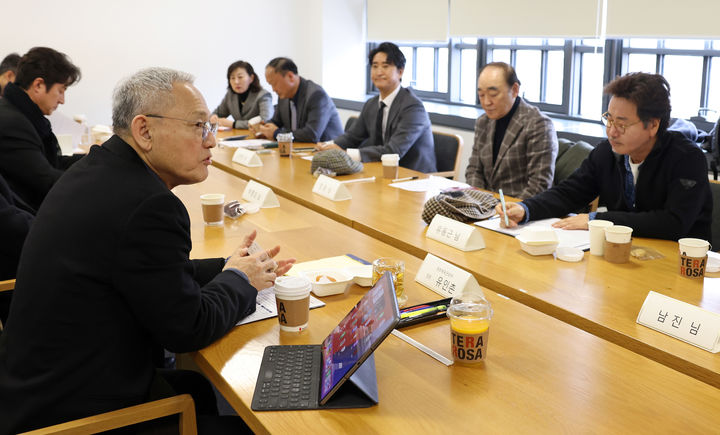 유인촌 문화체육관광부 장관은 25일 국립현대미술관 서울관에서 대중문화예술 명예의 전당 추진과 관련한 간담회를 가졌다. 간담회에는 명예의 전당 민간 추진위원회를 대표해 배우 유동근, 정보석, 가수 남진, 권인하 등이 참석했다. (사진=문체부 제공) *재판매 및 DB 금지
