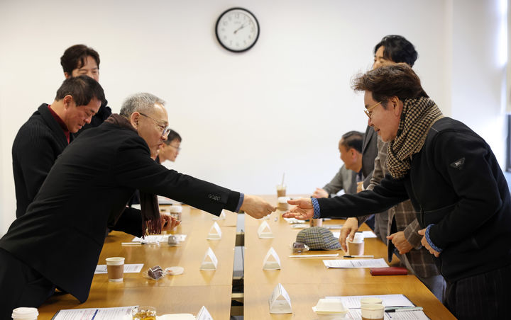 유인촌 문화체육관광부 장관은 25일 국립현대미술관 서울관에서 대중문화예술 명예의 전당 추진과 관련한 간담회를 가졌다. 간담회에는 명예의 전당 민간 추진위원회를 대표해 배우 유동근, 정보석, 가수 남진, 권인하 등이 참석했다. (사진=문체부 제공) *재판매 및 DB 금지