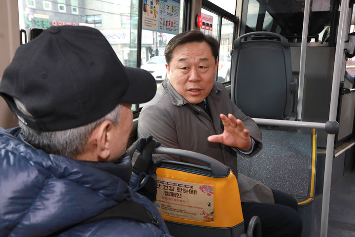 [울산=뉴시스] 박수지 기자 = 김종훈 울산 동구청장이 25일 시내버스개편관련 번덕마을정류장을 출발하여 남목1동에서 버스환승 후 울산시청에 도착하는 방어진순환도로 방면 버스 환승 체험을 하고 있다. (사진=동구 제공) 2025.02.25. photo@newsis.com *재판매 및 DB 금지