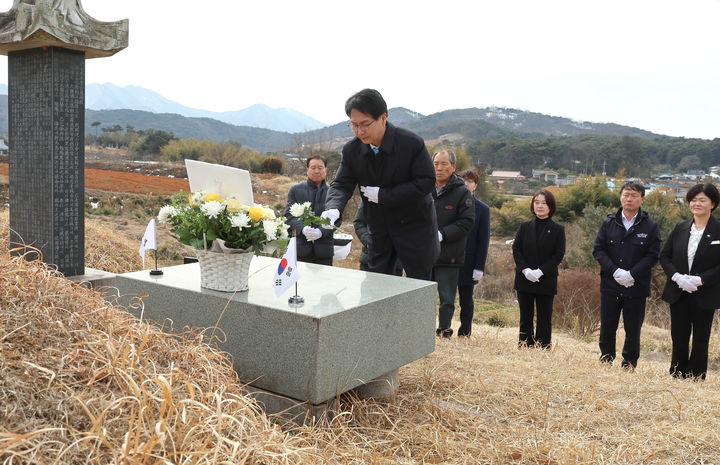 [고창=뉴시스] 25일 심덕섭 고창군수가 성내면 노진룡 독립지사의 묘소를 찾아 그의 애국정신을 기리며 헌화하고 있다. *재판매 및 DB 금지
