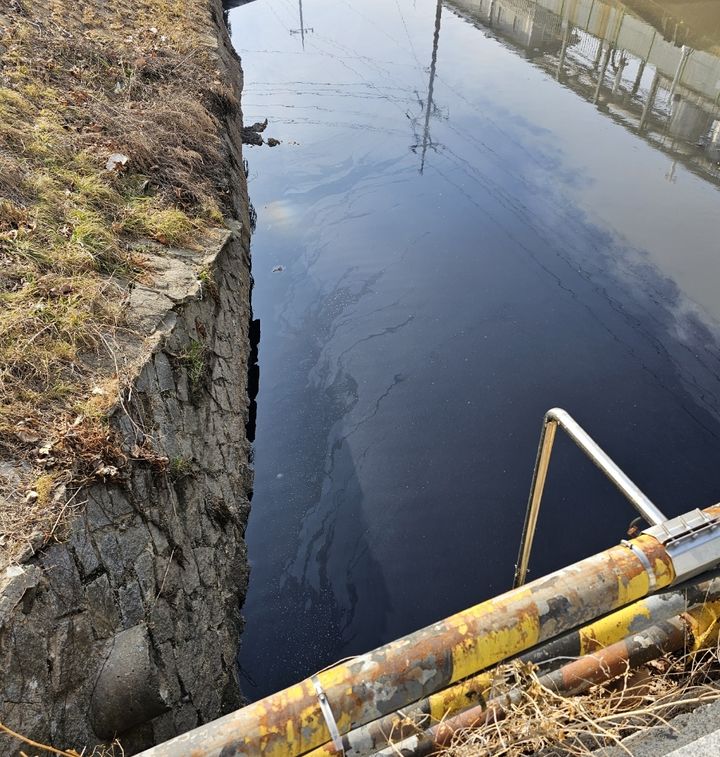 [대구=뉴시스] 25일 오후 3시30분께 대구 서구 염색산단 인근 공단천 하수관로에서 검은색 폐수가 발견됐다. (사진=독자 제공) 2025.02.25. photo@newsis.com *재판매 및 DB 금지