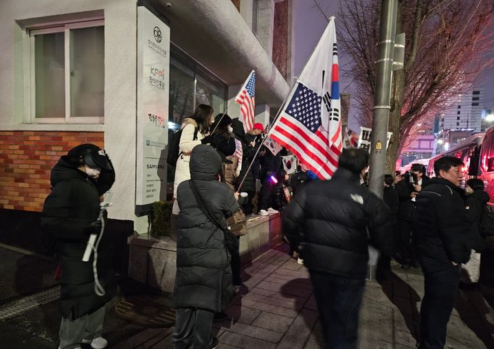 [서울=뉴시스] 오정우 기자 = 윤석열 대통령의 탄핵심판 최후변론이 열린 25일 서울 종로구 헌법재판소 일대는 대통령 지지자들이 대규모 결집했다. 8시간16분에 걸친 최후변론이 끝나자 헌재 앞에 모인 지지자들은 애국가를 부르는 등 한층 더 격앙된 반응을 보였다. 2025.02.25. friend@newsis.com *재판매 및 DB 금지