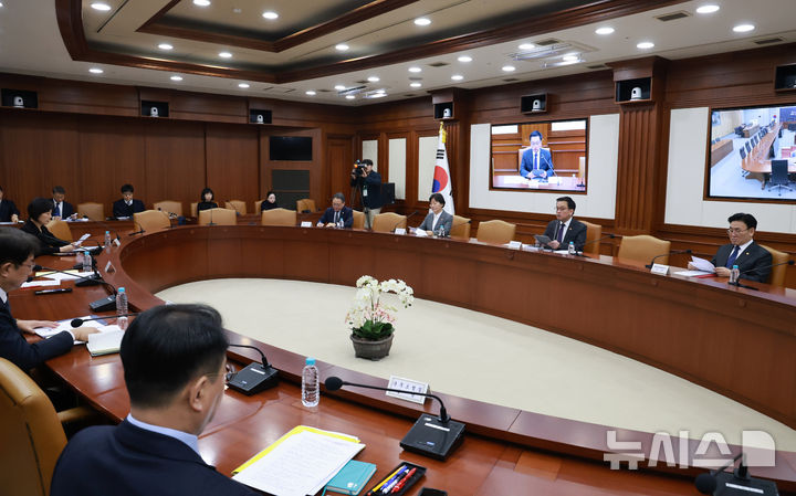 [서울=뉴시스] 최진석 기자 = 최상목 대통령 권한대행 부총리 겸 기획재정부 장관이 25일 정부서울청사에서 열린 '국정현안관계장관회의 겸 경제관계장관회의'를 주재하고 있다. (대통령실통신사진기자단) 2025.02.25. myjs@newsis.com