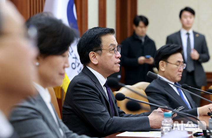 [서울=뉴시스] 최진석 기자 = 최상목 대통령 권한대행 부총리 겸 기획재정부 장관이 25일 정부서울청사에서 열린 '국정현안관계장관회의 겸 경제관계장관회의'에서 발언하고 있다. (대통령실통신사진기자단) 2025.02.25. myjs@newsis.com