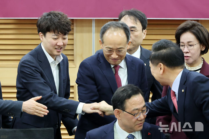 [서울=뉴시스] 조성우 기자 = 이준석(왼쪽) 개혁신당 의원이 25일 오전 서울 여의도 국회 의원회관에서 열린 대한민국 미래혁신포럼 '한일수교 60주년의 과제와 비전' 제4차 세미나에 참석해 기념촬영에 나서며 김기현 국민의힘 의원과 악수하고 있다. 2025.02.25. xconfind@newsis.com