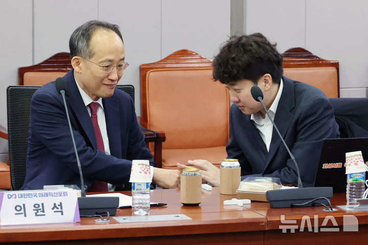 [서울=뉴시스] 조성우 기자 = 이준석(오른쪽) 개혁신당 의원이 25일 오전 서울 여의도 국회 의원회관에서 열린 대한민국 미래혁신포럼 '한일수교 60주년의 과제와 비전' 제4차 세미나에 참석해 추경호 국민의힘 의원과 인사하고 있다. 2025.02.25. xconfind@newsis.com