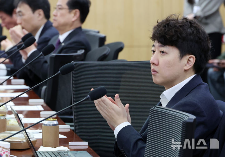 [서울=뉴시스] 조성우 기자 = 이준석(오른쪽) 개혁신당 의원이 25일 오전 서울 여의도 국회 의원회관에서 열린 대한민국 미래혁신포럼 '한일수교 60주년의 과제와 비전' 제4차 세미나에 참석해 박수치고 있다. 2025.02.25. xconfind@newsis.com