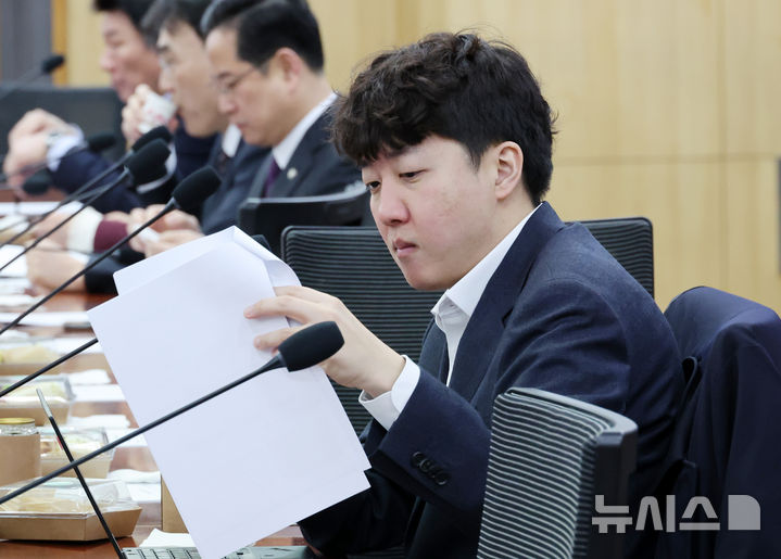 [서울=뉴시스] 조성우 기자 = 이준석 개혁신당 의원이 25일 오전 서울 여의도 국회 의원회관에서 열린 대한민국 미래혁신포럼 '한일수교 60주년의 과제와 비전' 제4차 세미나에 참석해 자료를 보고 있다. 2025.02.25. xconfind@newsis.com