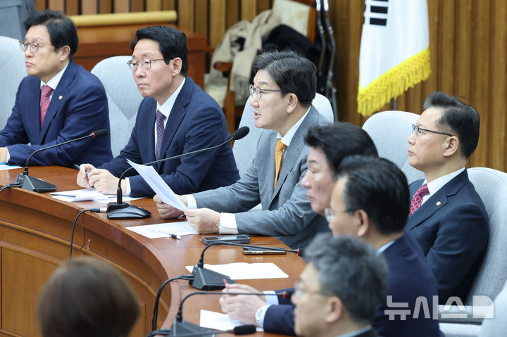 [서울=뉴시스] 권창회 기자 = 권성동 국민의힘 원내대표가 25일 오전 서울 여의도 국회에서 열린 원내대책회의에서 발언하고 있다. 2025.02.25. kch0523@newsis.com