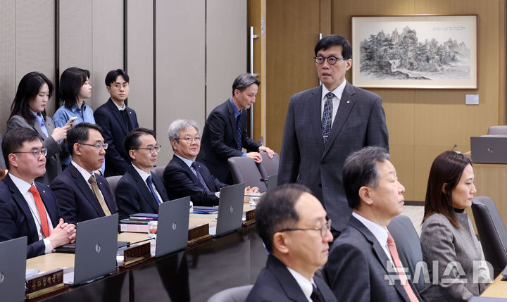 [서울=뉴시스] 사진공동취재단 = 이창용 한국은행 총재가 25일 오전 서울 중구 한국은행 본관에서 열린 금융통화위원회 본회의에 참석하고 있다. 2025.02.25. photo@newsis.com