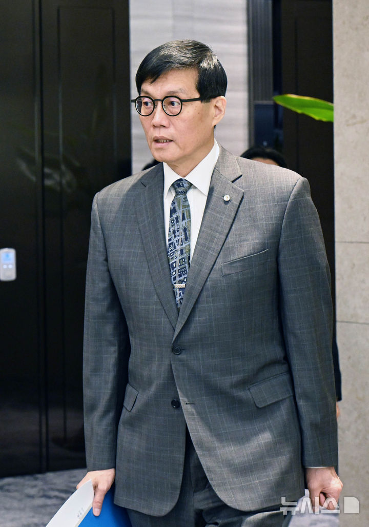 [서울=뉴시스] 사진공동취재단 = 이창용 한국은행 총재가 25일 오전 서울 중구 한국은행 본관에서 열린 금융통화위원회 본회의에 참석하고 있다. 2025.02.25. photo@newsis.com