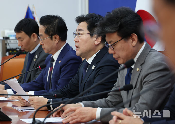 [서울=뉴시스] 고승민 기자 = 박찬대 더불어민주당 원내대표가 지난 25일 서울 여의도 국회에서 열린 원내대책회의에서 발언하고 있다. 2025.02.25. kkssmm99@newsis.com