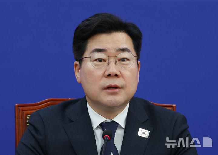 [서울=뉴시스] 고승민 기자 = 박찬대 더불어민주당 원내대표가 25일 서울 여의도 국회에서 열린 원내대책회의에서 발언하고 있다. 2025.02.25. kkssmm99@newsis.com