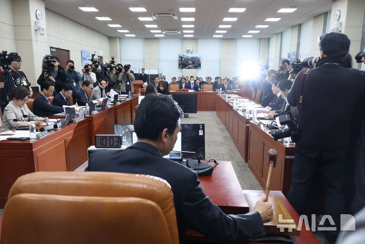 [서울=뉴시스] 고승민 기자 = 25일 서울 여의도 국회에서 열린 윤석열 정부의 비상계엄 선포를 통한 내란혐의 진상규명 국정조사 특별위원회 제10차 전체회의 청문회에서 안규백 위원장이 회의를 개의하고 있다. 2025.02.25. kkssmm99@newsis.com