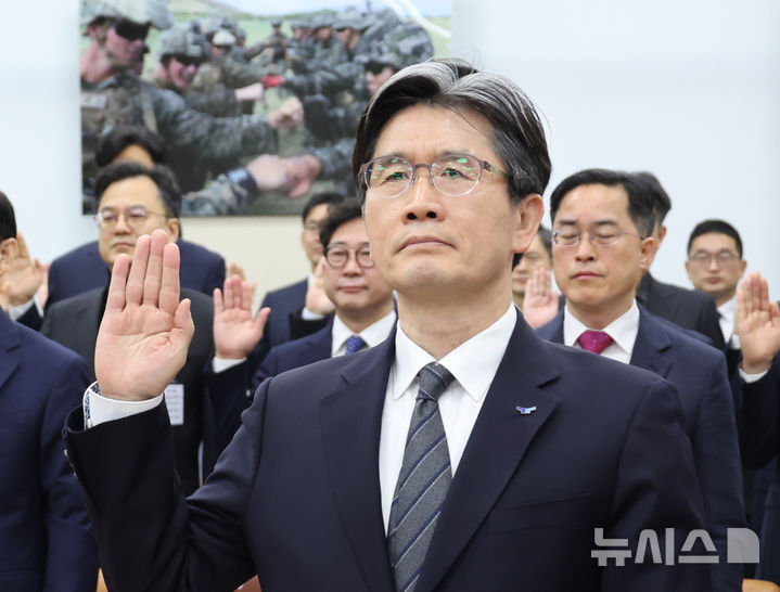 [서울=뉴시스] 고승민 기자 = 오동운 공수처장이 25일 서울 여의도 국회에서 열린 윤석열 정부의 비상계엄 선포를 통한 내란혐의 진상규명 국정조사 특별위원회 제10차 전체회의 청문회에서 증인선서를 하고 있다. 2025.02.25. kkssmm99@newsis.com