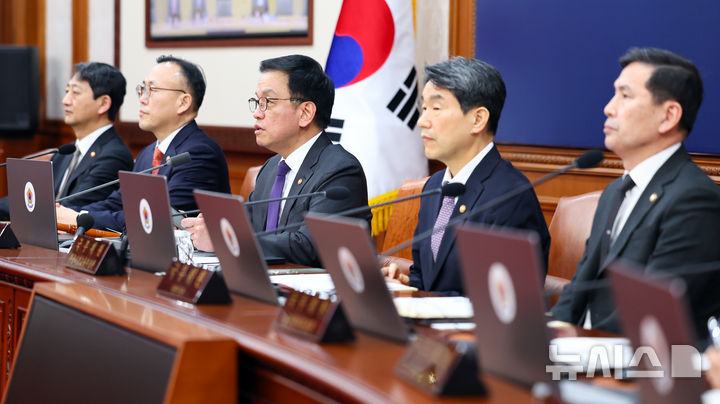 [서울=뉴시스] 최진석 기자 = 최상목 대통령 권한대행 부총리 겸 기획재정부 장관이 25일 정부서울청사에서 열린 국무회의를 주재하고 있다. 2025.02.25. myjs@newsis.com
