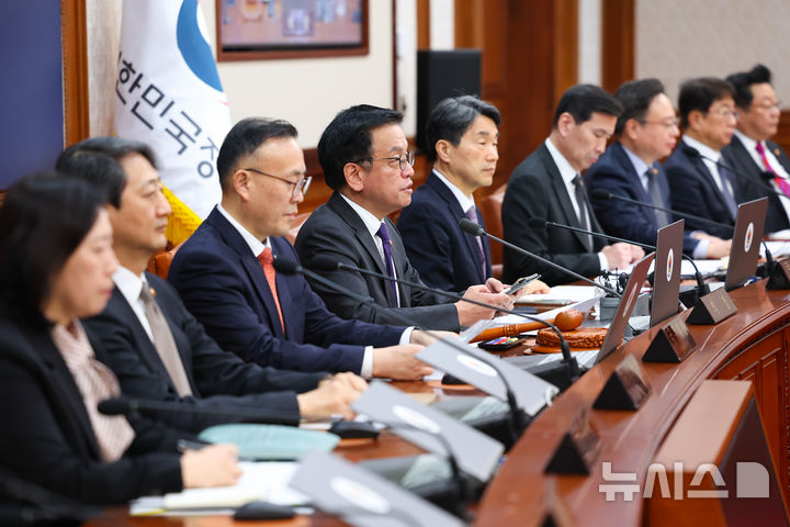 [서울=뉴시스] 최진석 기자 = 최상목 대통령 권한대행 부총리 겸 기획재정부 장관이 25일 정부서울청사에서 열린 국무회의를 주재하고 있다. 2025.02.25. myjs@newsis.com