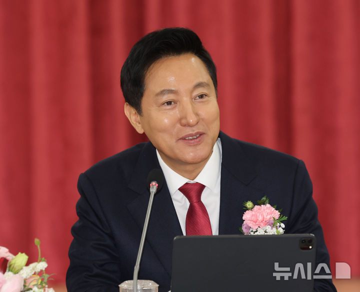 [인천=뉴시스] 전진환 기자 = 오세훈 서울시장이 25일 오전 경기도 김포시청에서 열린 서울시-김포시 서울런 업무협약에서 인사말을 하고 있다. 2025.02.25. amin2@newsis.com