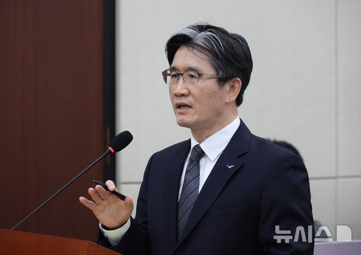 [서울=뉴시스] 고승민 기자 = 오동운 공수처장이 25일 서울 여의도 국회에서 열린 윤석열 정부의 비상계엄 선포를 통한 내란혐의 진상규명 국정조사 특별위원회 제10차 전체회의 청문회에서 민병덕 민주당 의원 질의에 답하고 있다. 2025.02.25. kkssmm99@newsis.com