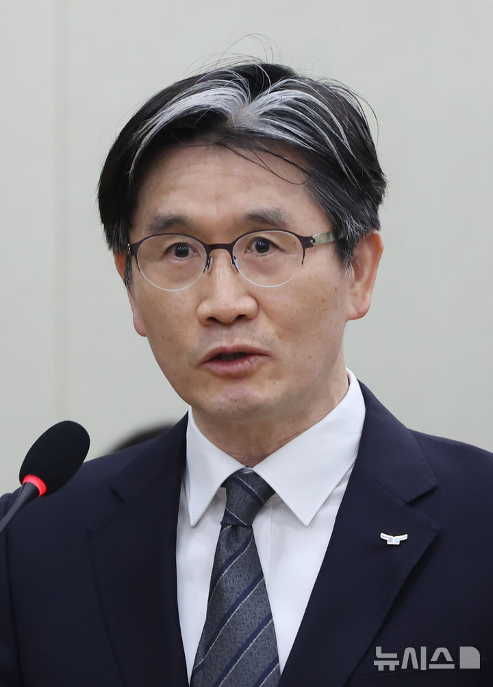 [서울=뉴시스] 고승민 기자 = 오동운 공수처장이 25일 서울 여의도 국회에서 열린 윤석열 정부의 비상계엄 선포를 통한 내란혐의 진상규명 국정조사 특별위원회 제10차 전체회의 청문회에서 민병덕 민주당 의원 질의에 답하고 있다. 2025.02.25. kkssmm99@newsis.com