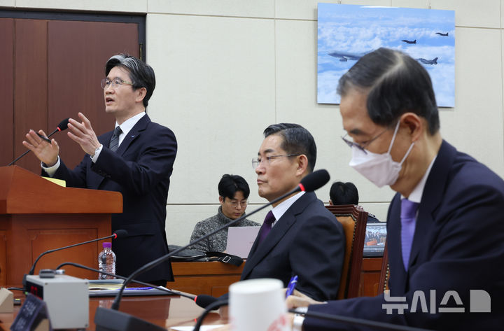 [서울=뉴시스] 고승민 기자 = 오동운 공수처장이 25일 서울 여의도 국회에서 열린 윤석열 정부의 비상계엄 선포를 통한 내란혐의 진상규명 국정조사 특별위원회 제10차 전체회의 청문회에서 민병덕 민주당 의원 질의에 답하고 있다. 2025.02.25. kkssmm99@newsis.com