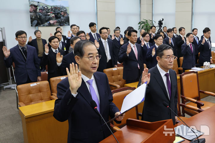 [서울=뉴시스] 권창회 기자 = 한덕수 국무총리를 비롯한 증인들이 25일 서울 여의도 국회에서 열린 윤석열 정부의 비상계엄 선포를 통한 내란혐의 진상규명 국정조사 특별위원회 전체회의 청문회에서 증인선서를 하고 있다. 2025.02.25. kch0523@newsis.com
