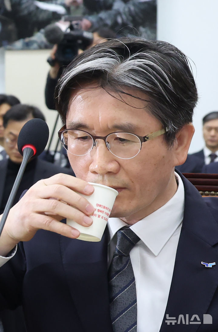 [서울=뉴시스] 고승민 기자 = 오동운 공수처장이 25일 서울 여의도 국회에서 열린 윤석열 정부의 비상계엄 선포를 통한 내란혐의 진상규명 국정조사 특별위원회 제10차 전체회의 청문회에서 물을 마시고 있다. 2025.02.25. kkssmm99@newsis.com