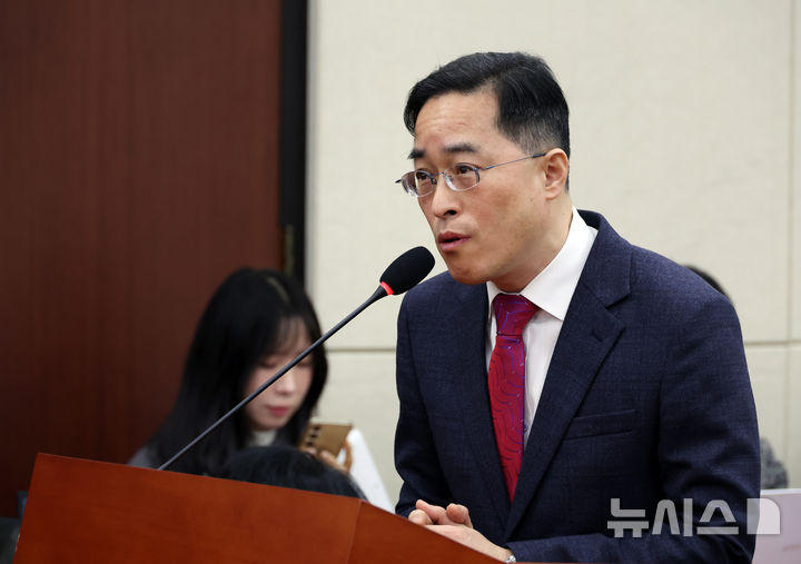 [서울=뉴시스] 고승민 기자 = 이진동 대검찰청 차장검사가 25일 서울 여의도 국회에서 열린 윤석열 정부의 비상계엄 선포를 통한 내란혐의 진상규명 국정조사 특별위원회 제10차 전체회의 청문회에서 의원 질의에 답하고 있다. 2025.02.25. kkssmm99@newsis.com