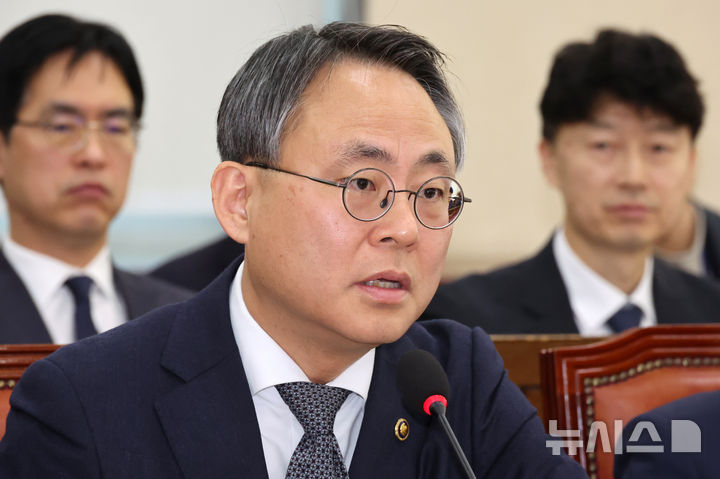 [서울=뉴시스] 조성우 기자 = 고기동 행정안전부 장관 직무대행이 25일 오전 서울 여의도 국회에서 열린 행정안전위원회 전체회의에서 의원 질의에 답변하고 있다. 2025.02.25. xconfind@newsis.com