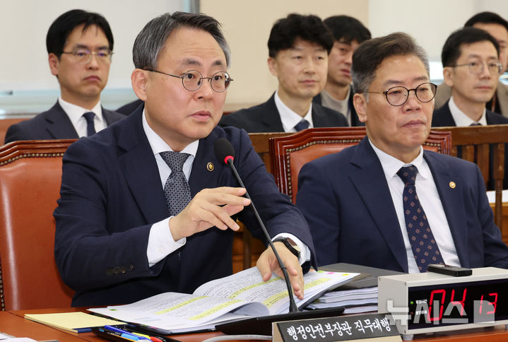 [서울=뉴시스] 조성우 기자 = 고기동(왼쪽) 행정안전부 장관 직무대행. 2025.02.25. xconfind@newsis.com