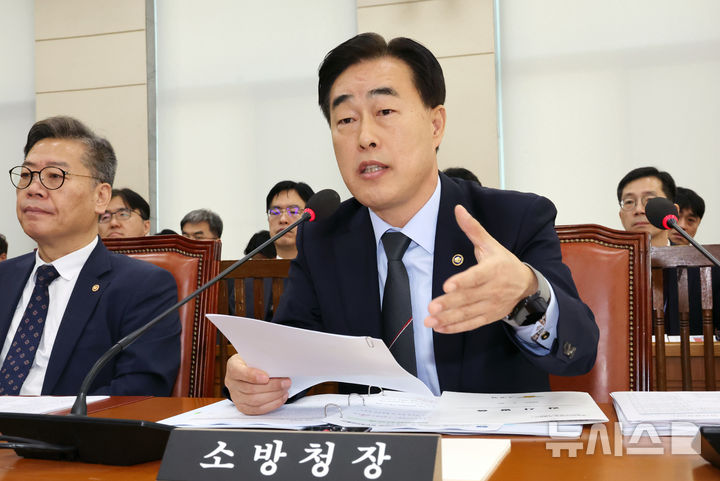 [서울=뉴시스] 조성우 기자 = 허석곤(오른쪽) 소방청장이 지난 2월 25일 오전 서울 여의도 국회에서 열린 행정안전위원회 전체회의에서 의원 질의에 답변하고 있다. 왼쪽은 김용빈 중앙선거관리위원회 사무총장. 2025.02.25. xconfind@newsis.com