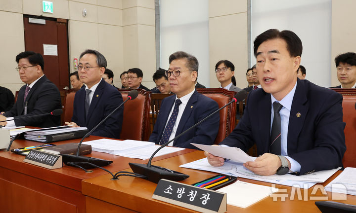 [서울=뉴시스] 조성우 기자 = 허석곤(오른쪽) 소방청장이 지난 2월 25일 오전 서울 여의도 국회에서 열린 행정안전위원회 전체회의에서 의원 질의에 답변하고 있다. 왼쪽부터 이호영 경찰청장 직무대행, 고기동 행정안전부 장관 직무대행, 김용빈 중앙선거관리위원회 사무총장, 허석곤 소방청장. 2025.02.25. xconfind@newsis.com