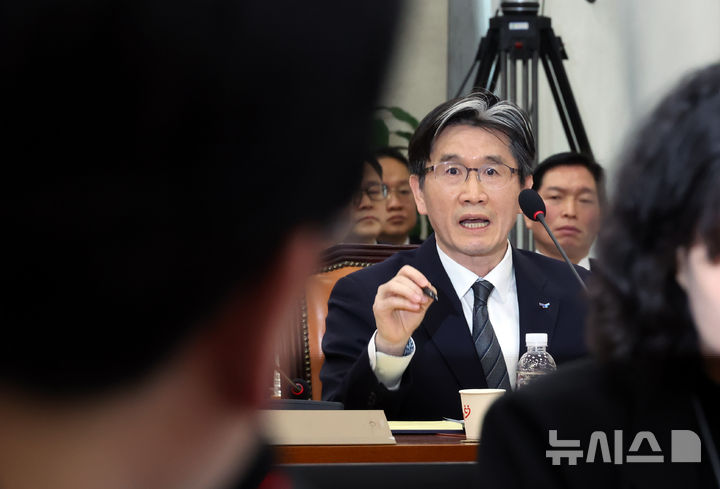 [서울=뉴시스] 고승민 기자 = 오동운 공수처장이 25일 서울 여의도 국회에서 열린 윤석열 정부의 비상계엄 선포를 통한 내란혐의 진상규명 국정조사 특별위원회 제10차 전체회의 청문회에서 곽규택 국민의힘 의원 질의에 답하고 있다. 2025.02.25. kkssmm99@newsis.com