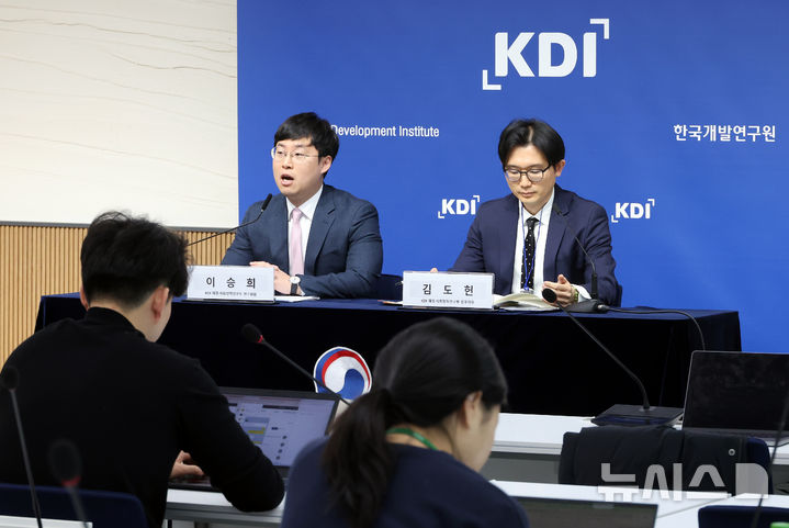 [세종=뉴시스] 강종민 기자 = KDI 김도헌 연구위원과 이승희 연구위원이 25일 세종시 정부세종청사에서 기초연금 선정 방식 개편 방향을 발표하고 있다. 2025.02.25. ppkjm@newsis.com
