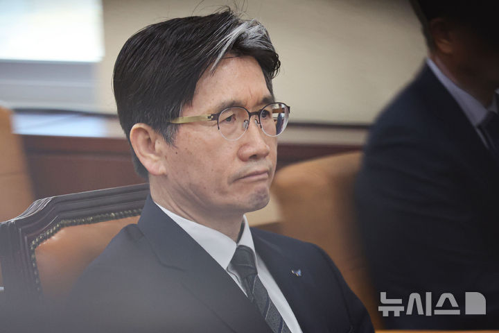 [서울=뉴시스] 권창회 기자 = 오동운 공수처장이 25일 서울 여의도 국회에서 열린 윤석열 정부의 비상계엄 선포를 통한 내란혐의 진상규명 국정조사 특별위원회 전체회의 청문회에서 생각에 잠겨 있다. 2025.02.25. kch0523@newsis.com