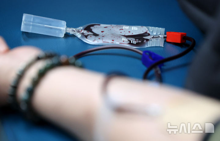 [대구=뉴시스] 이무열 기자 = 지난 2월 25일 대구시청 동인청사 주차장에 마련된 헌혈버스에서 한 공무원이 헌혈을 하고 있는 모습. 2025.02.25. lmy@newsis.com