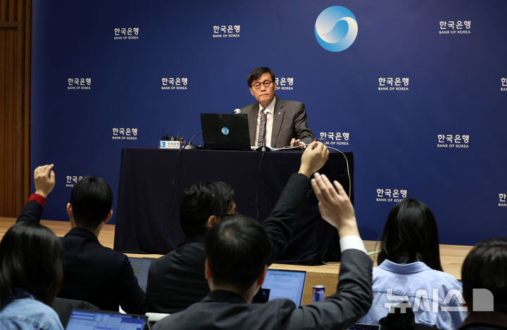 [서울=뉴시스] 사진공동취재단 = 이창용 한국은행 총재가 25일 서울 중구 한국은행에서 열린 금융통화위원회 금리 결정에 대한 기자간담회에서 취재진 질문을 듣고 있다. 2025.02.25. photo@newsis.com