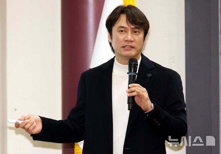 [서울=뉴시스] 조성봉 기자= 한국사 강사 황현필 씨가 25일 오전 서울 여의도 국회 의원회관 소회의실에서 열린 ‘현대 정치사 속 계엄과 민주주의’ 강연회에서 강연을 하고 있다. 2025.02.25. suncho21@newsis.com